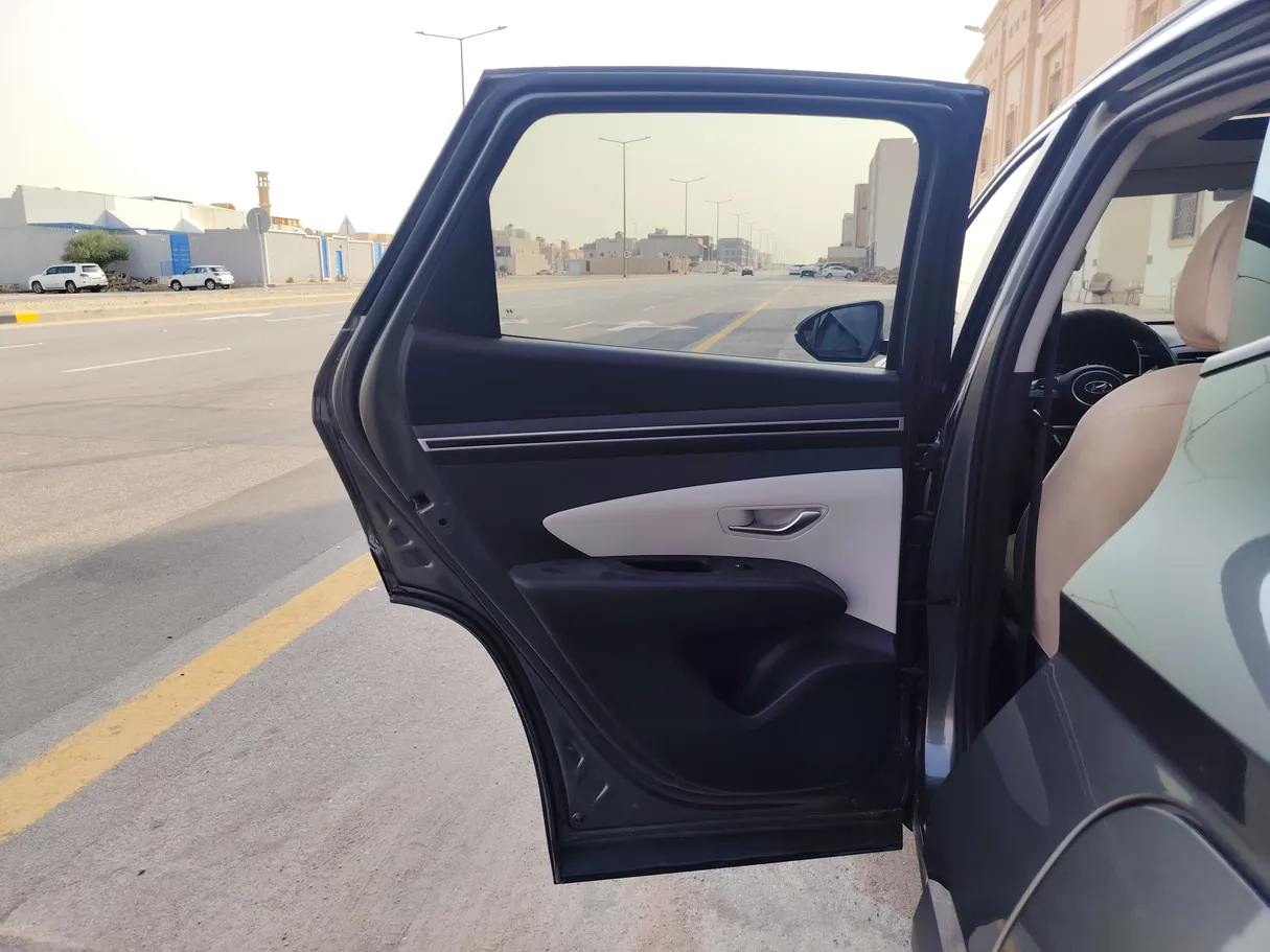 Car image 16