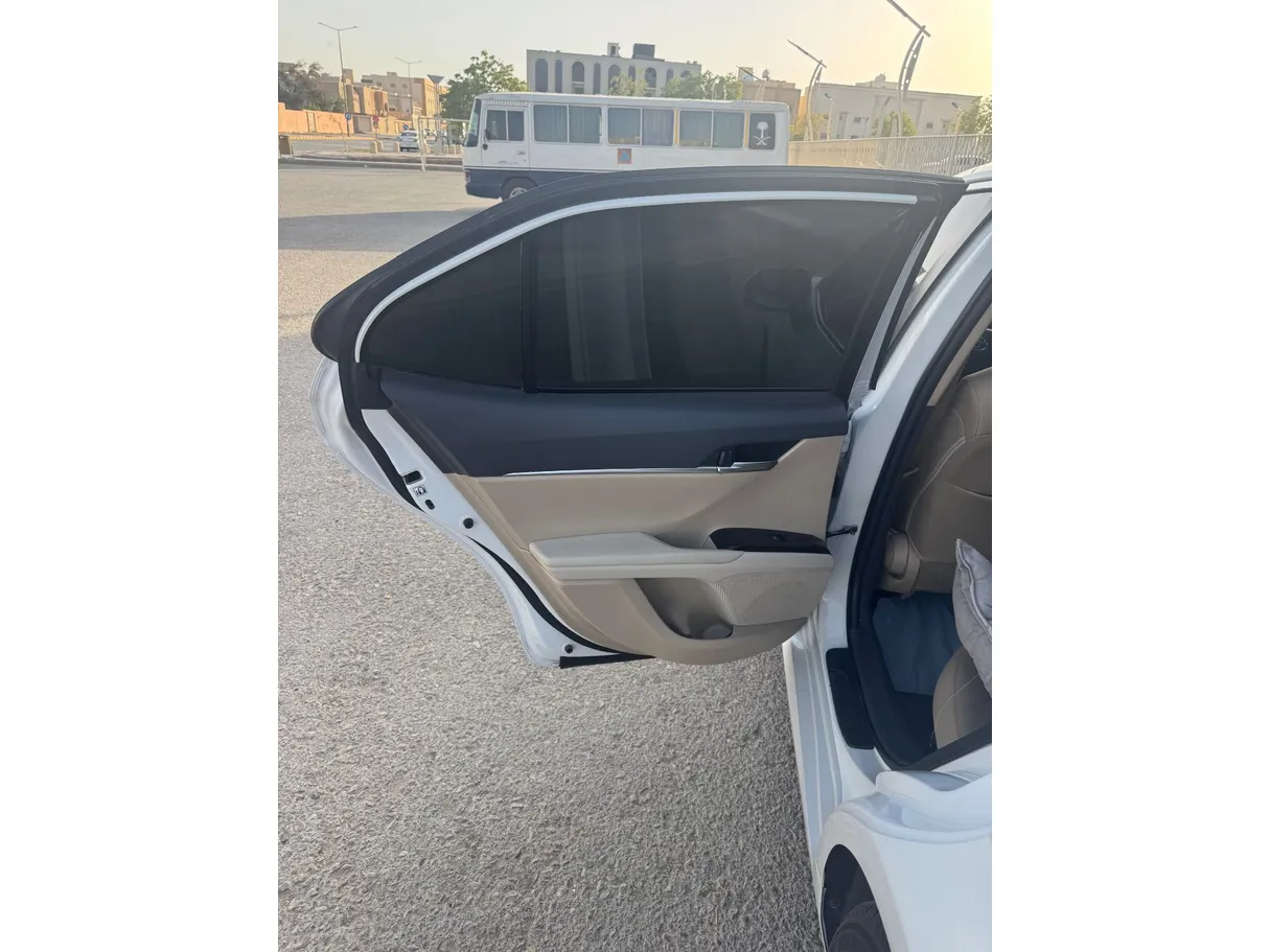 Car image 12