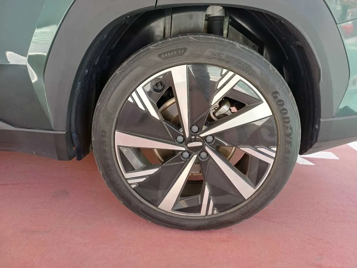 Car image 9