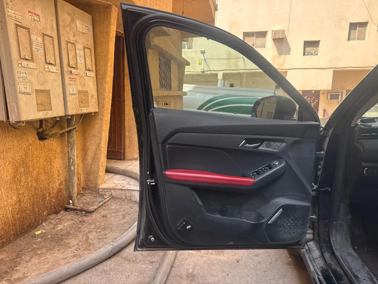 Car image 10