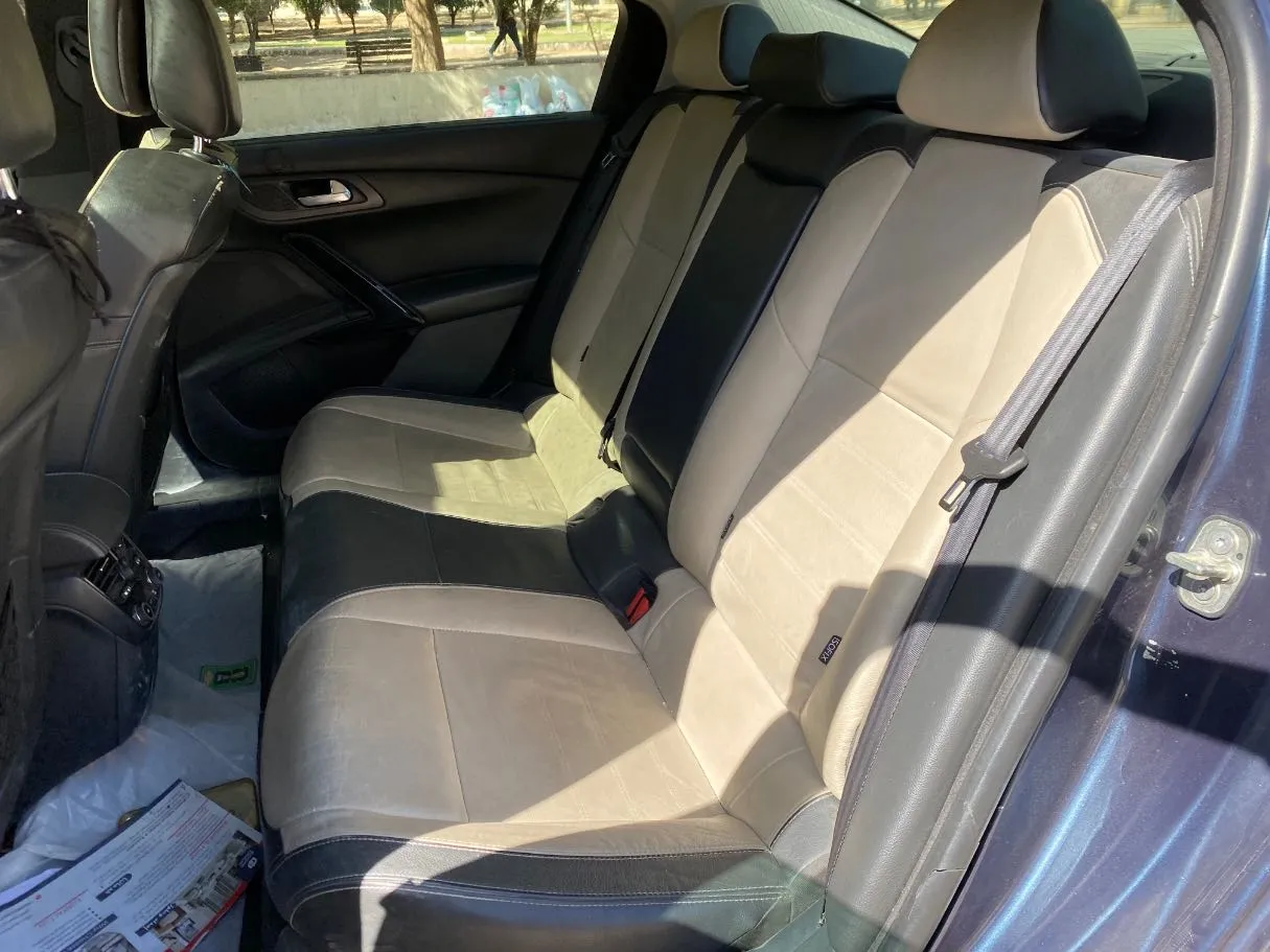 Car image 12