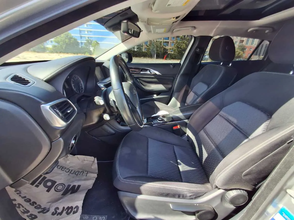 Car image 12