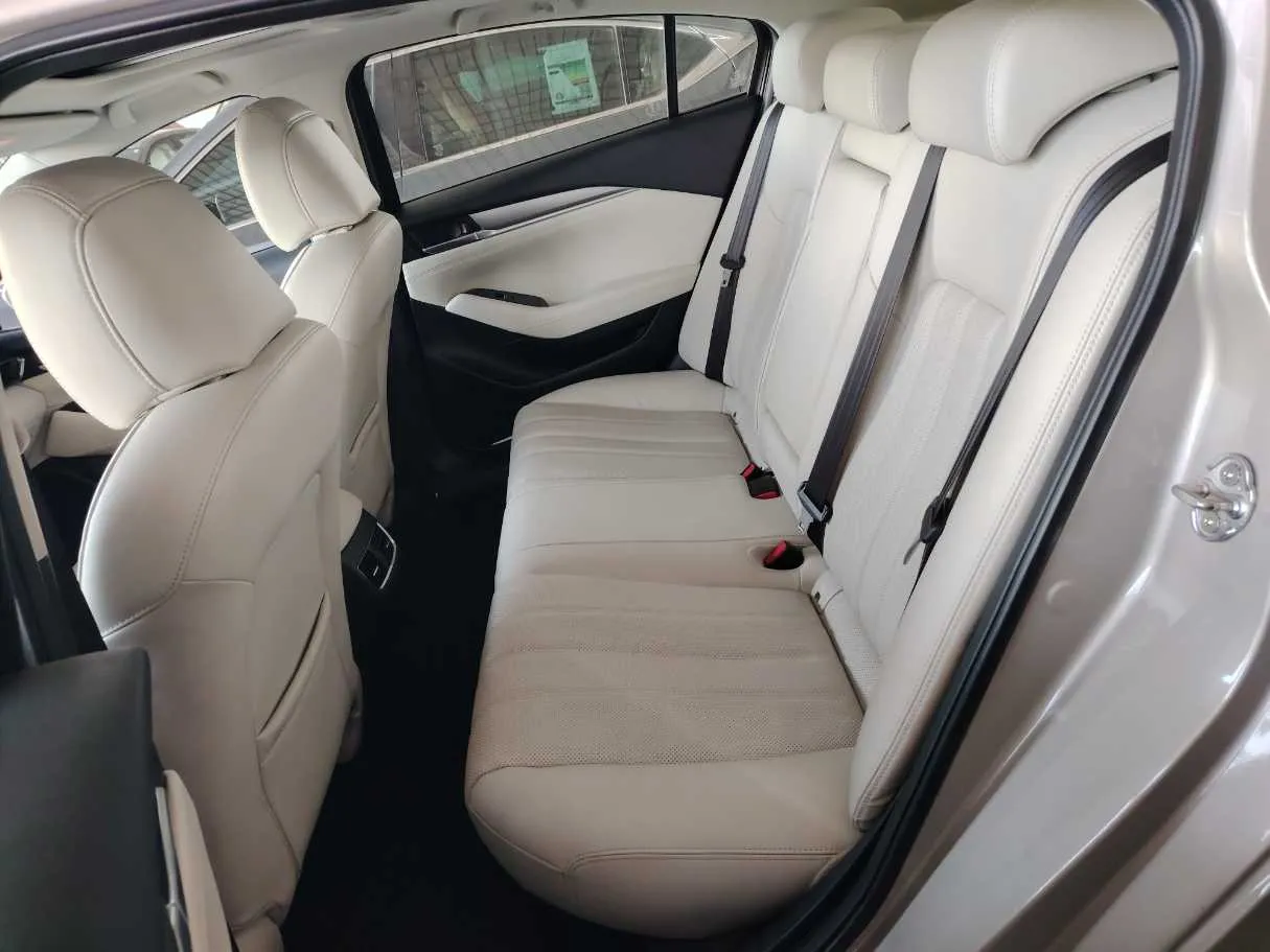 Car image 15