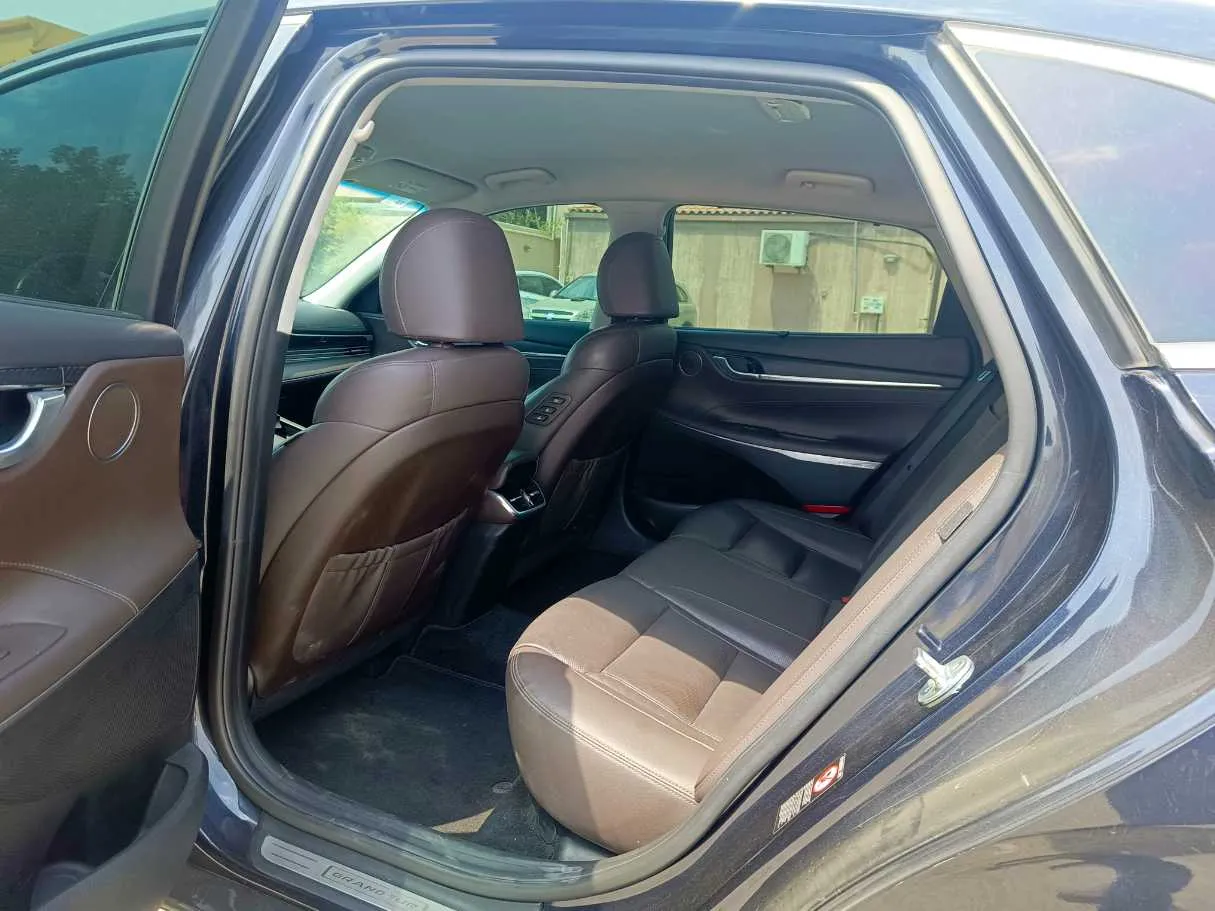 Car image 18