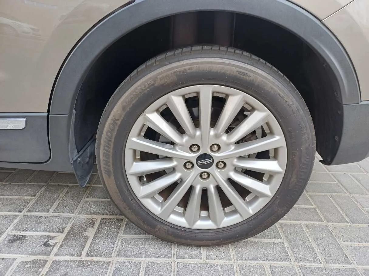 Car image 9