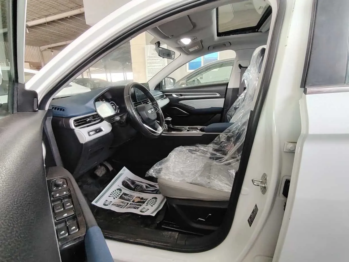 Car image 13