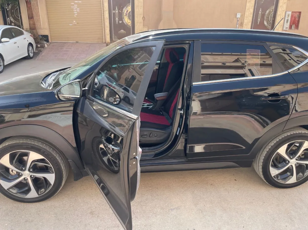 Car image 13
