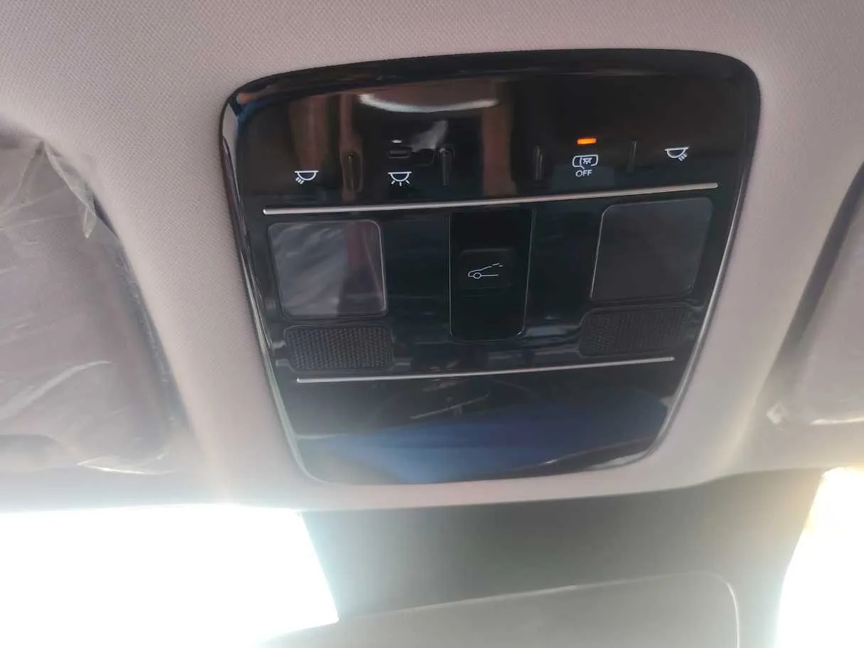 Car image 26