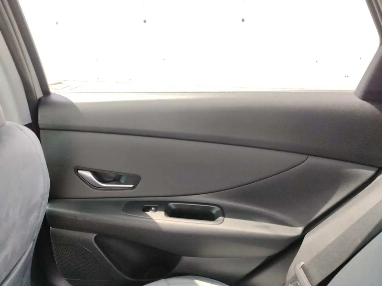 Car image 32