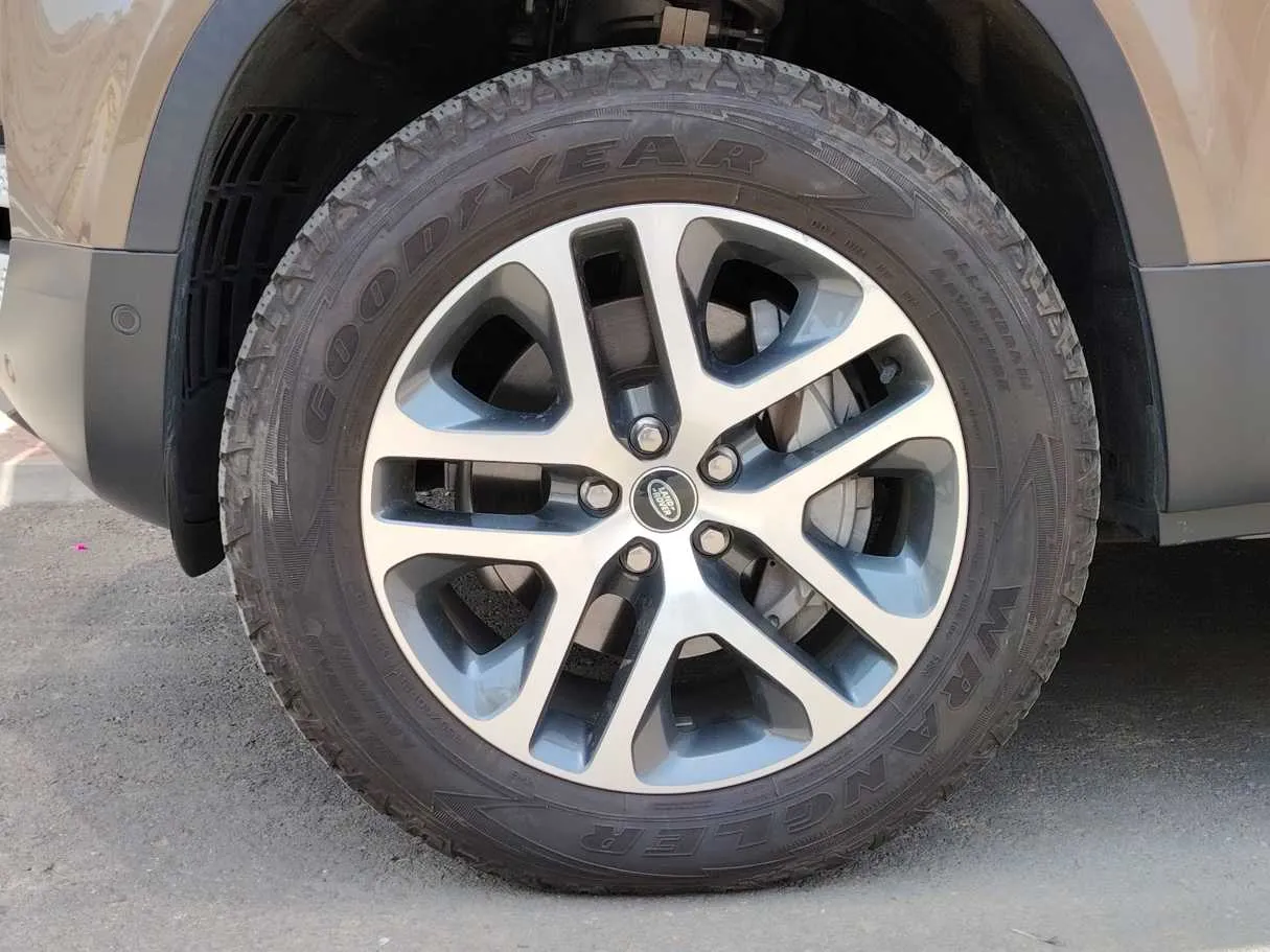 Car image 9