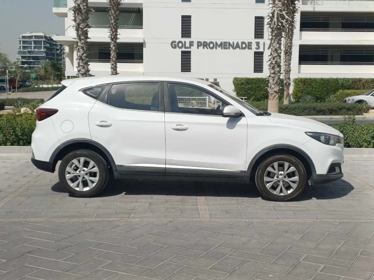 Car image 4