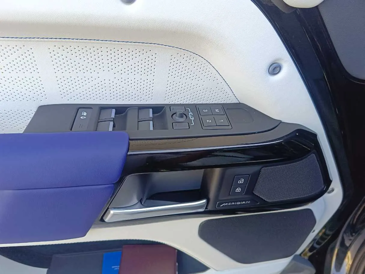 Car image 36