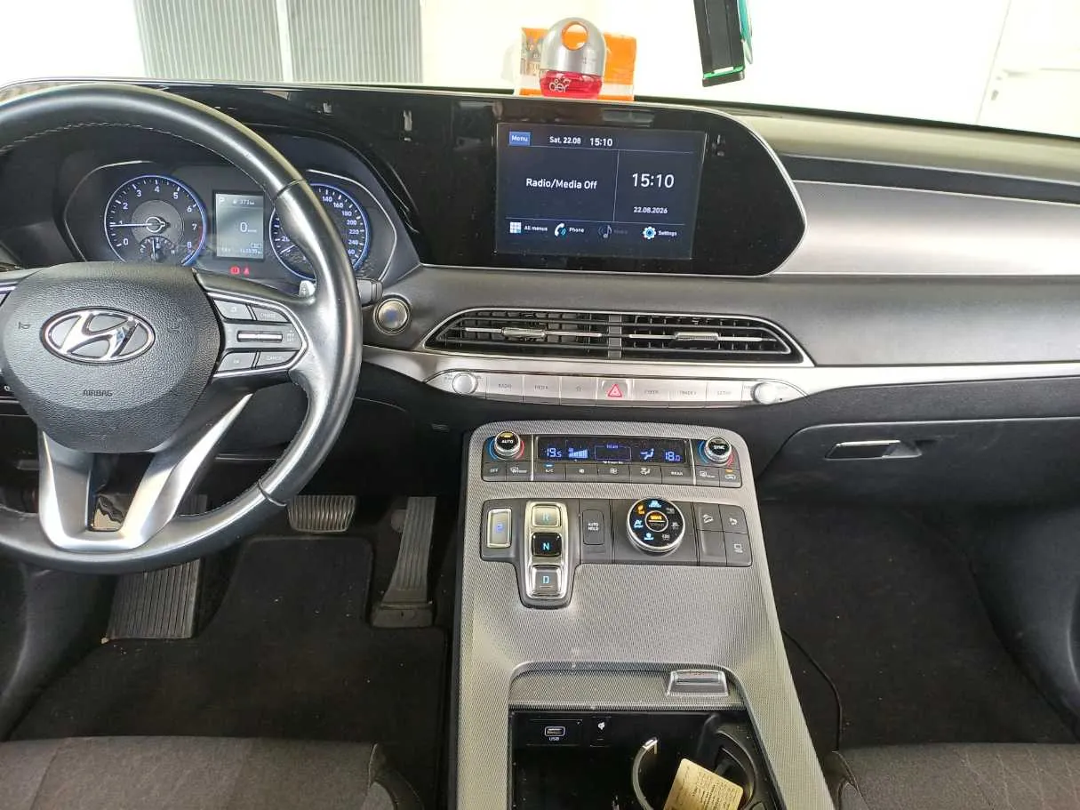 Car image 18