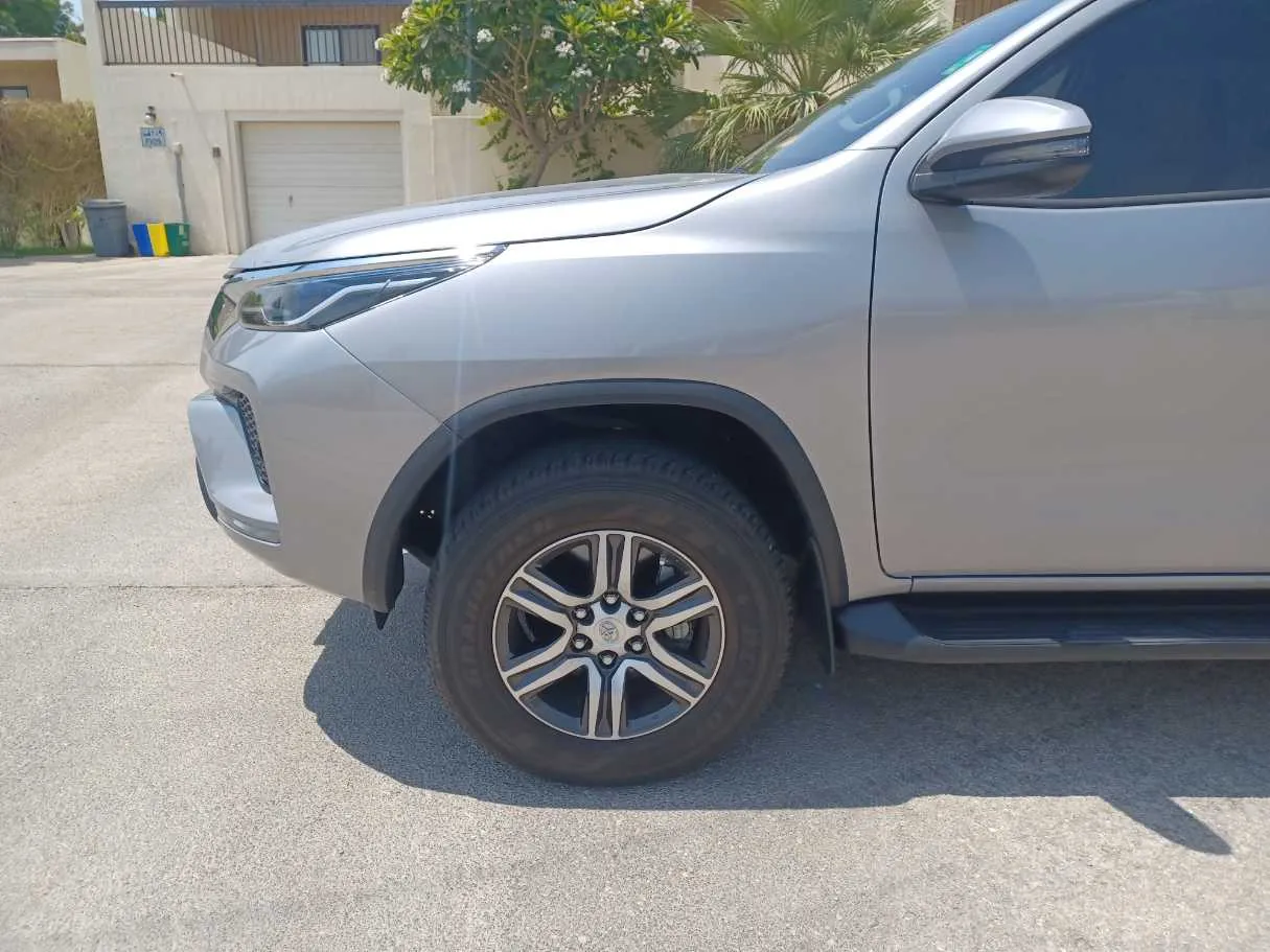 Car image 9