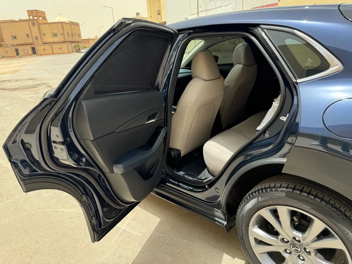 Car image 14