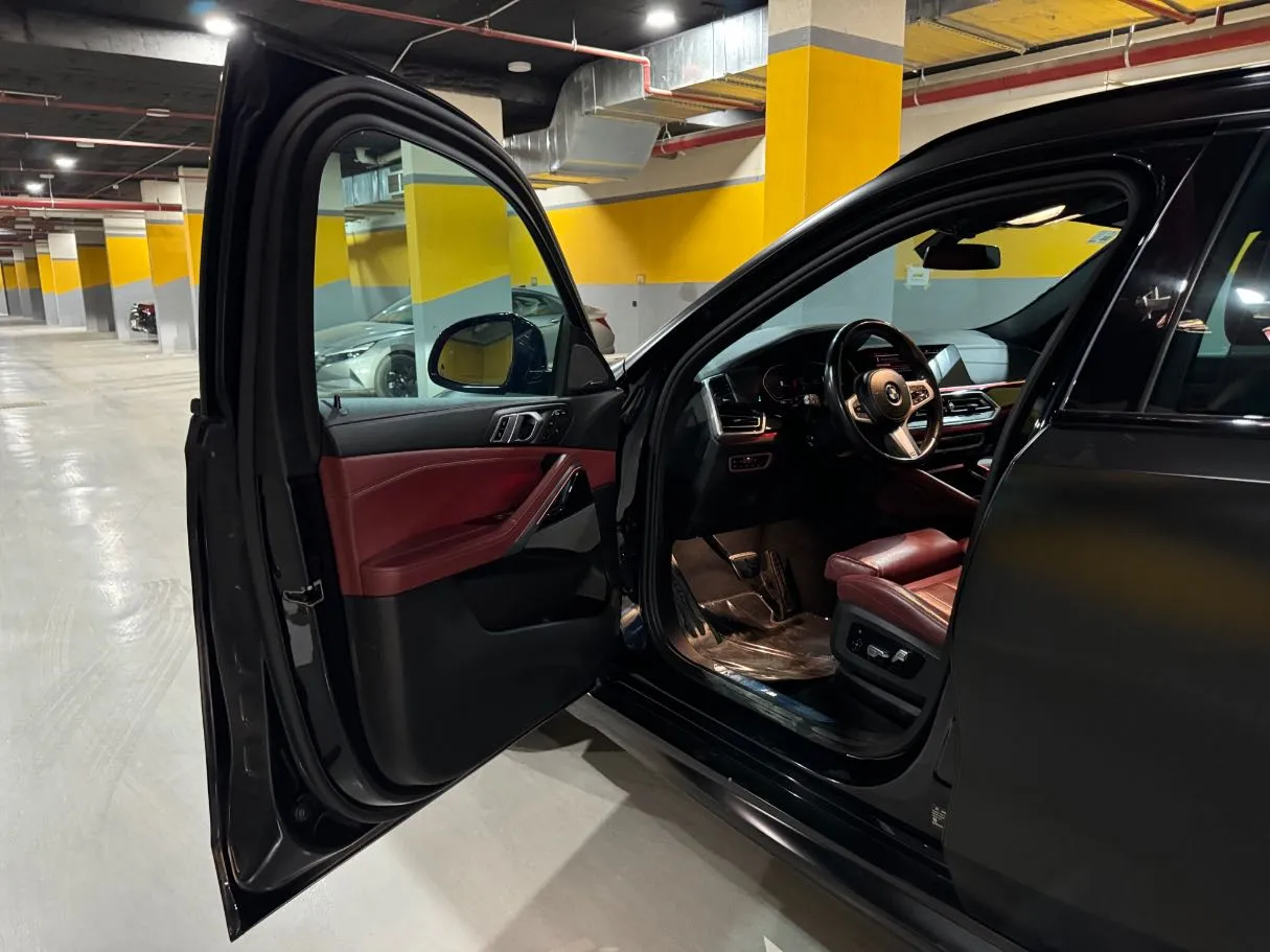 Car image 9