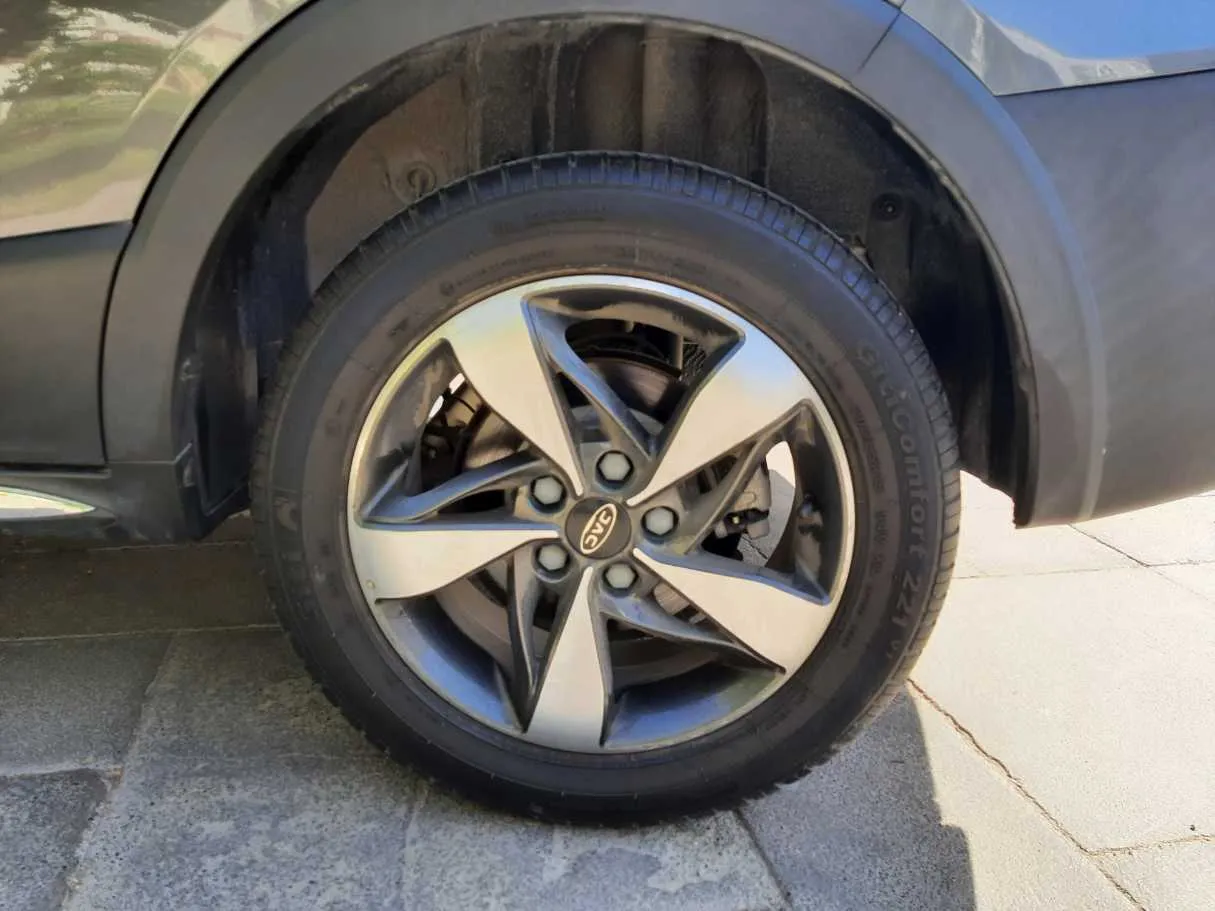 Car image 9