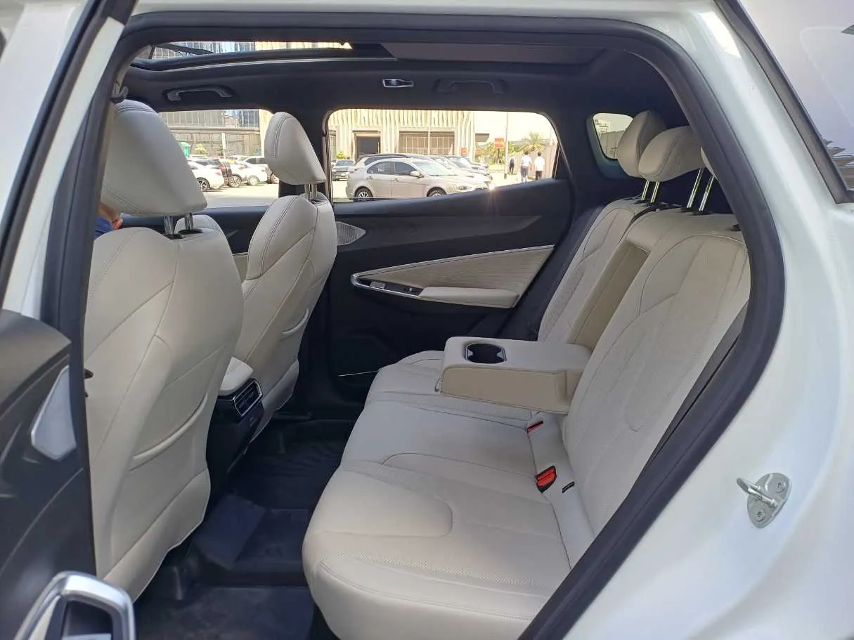 Car image 13