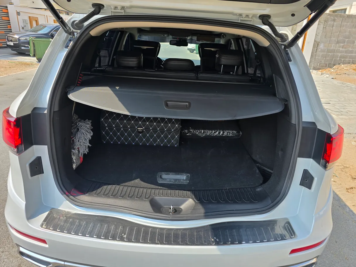 Car image 8