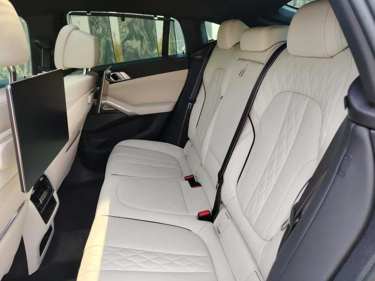 Car image 17