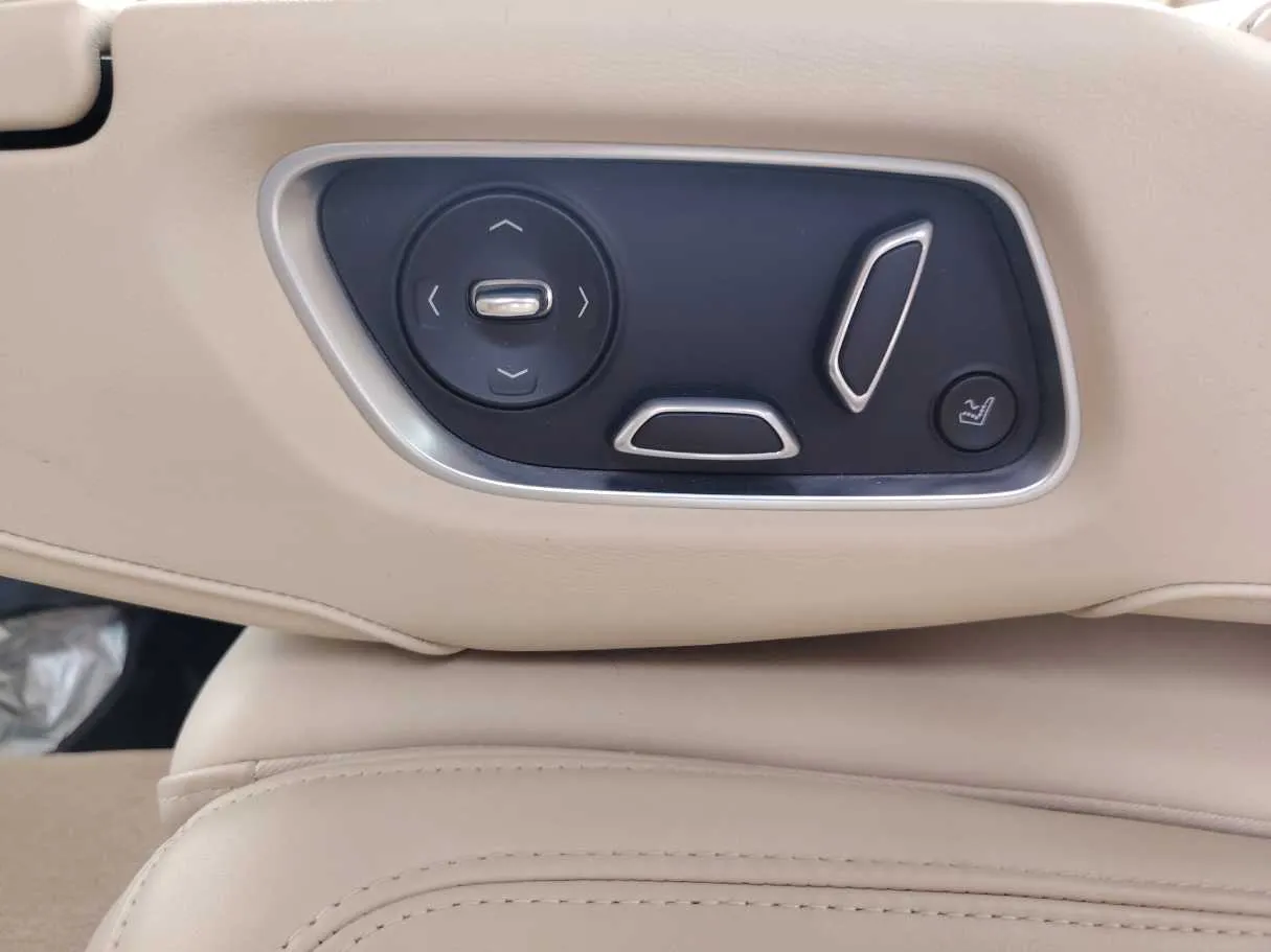 Car image 30