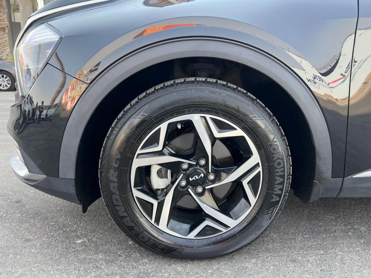 Car image 9