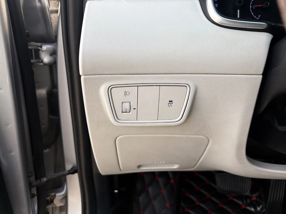 Car image 26