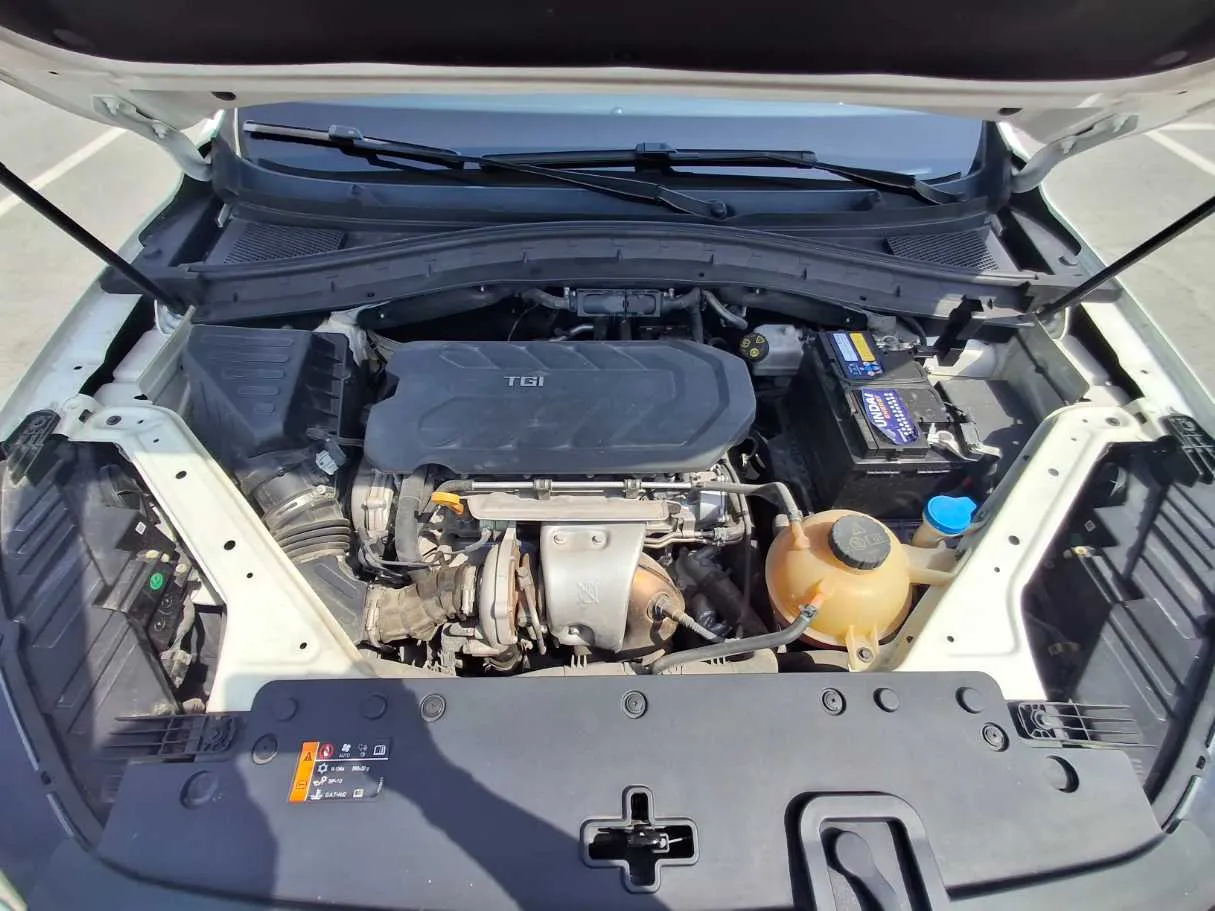 Car image 19
