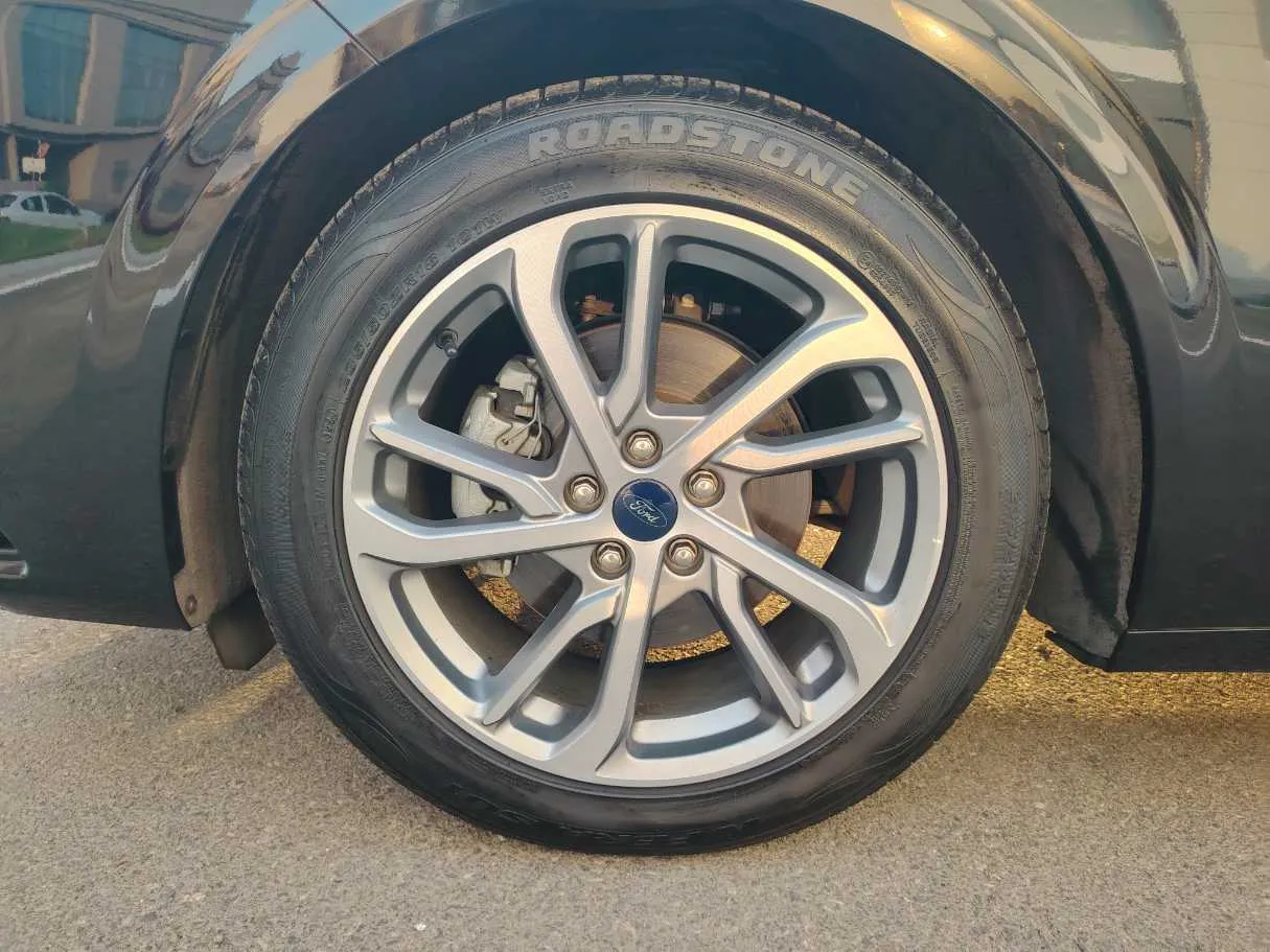 Car image 9