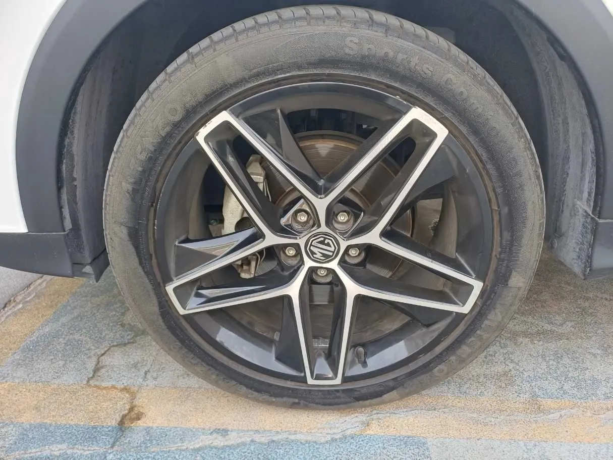 Car image 9