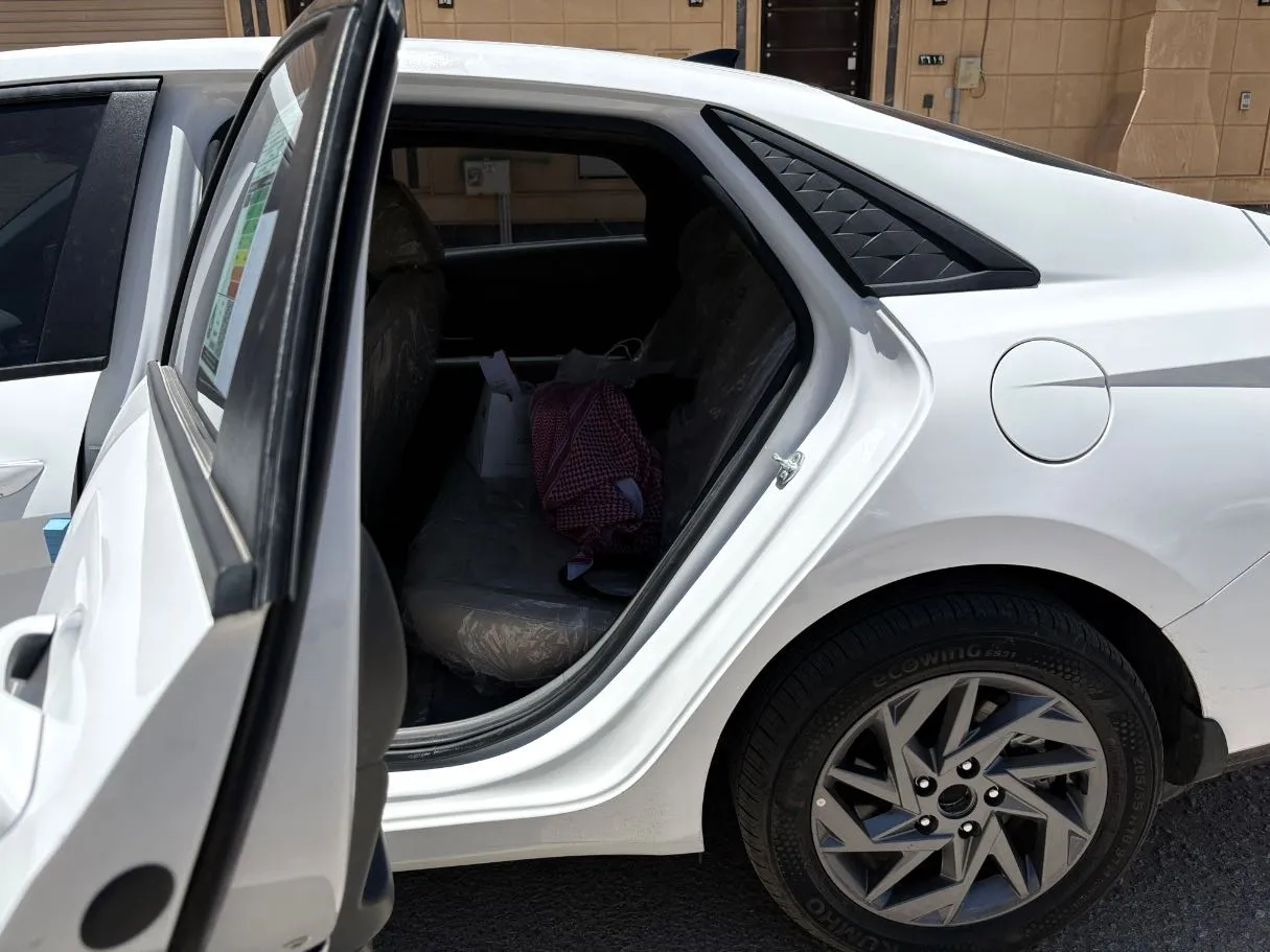Car image 15