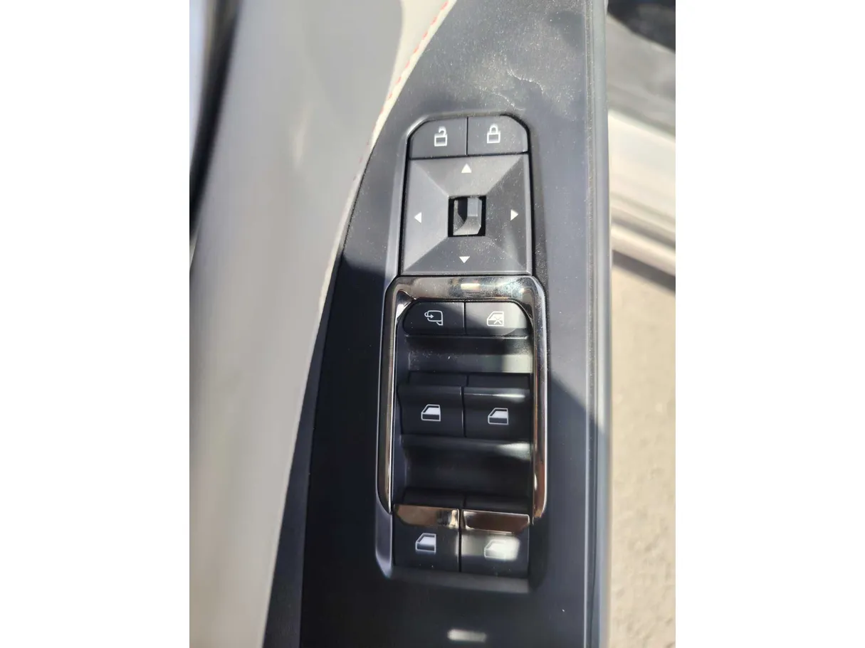 Car image 27