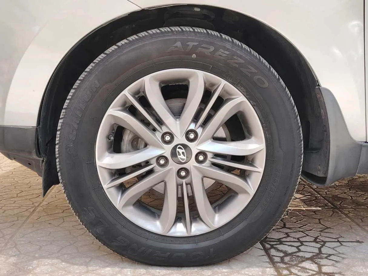 Car image 9