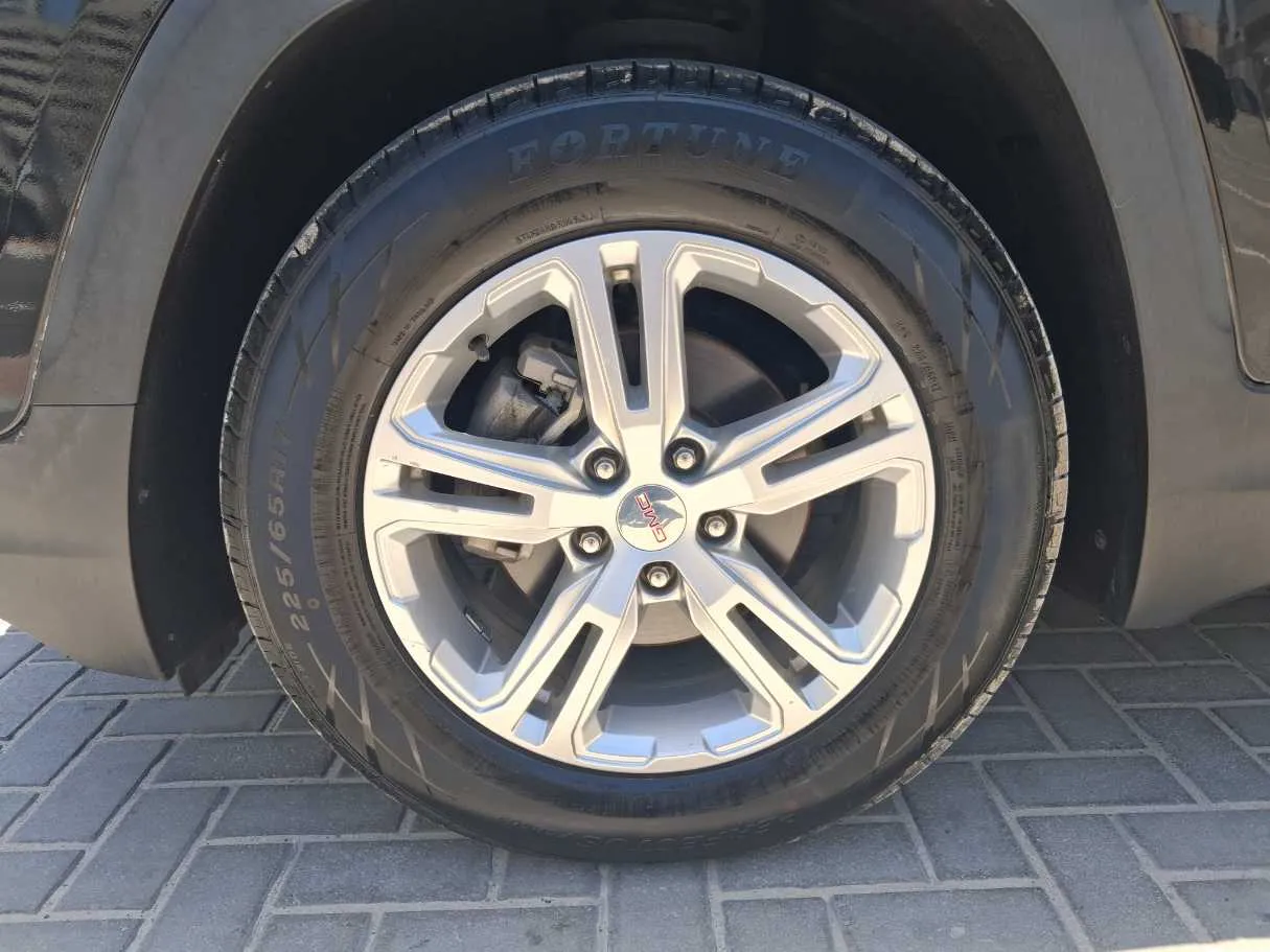 Car image 9