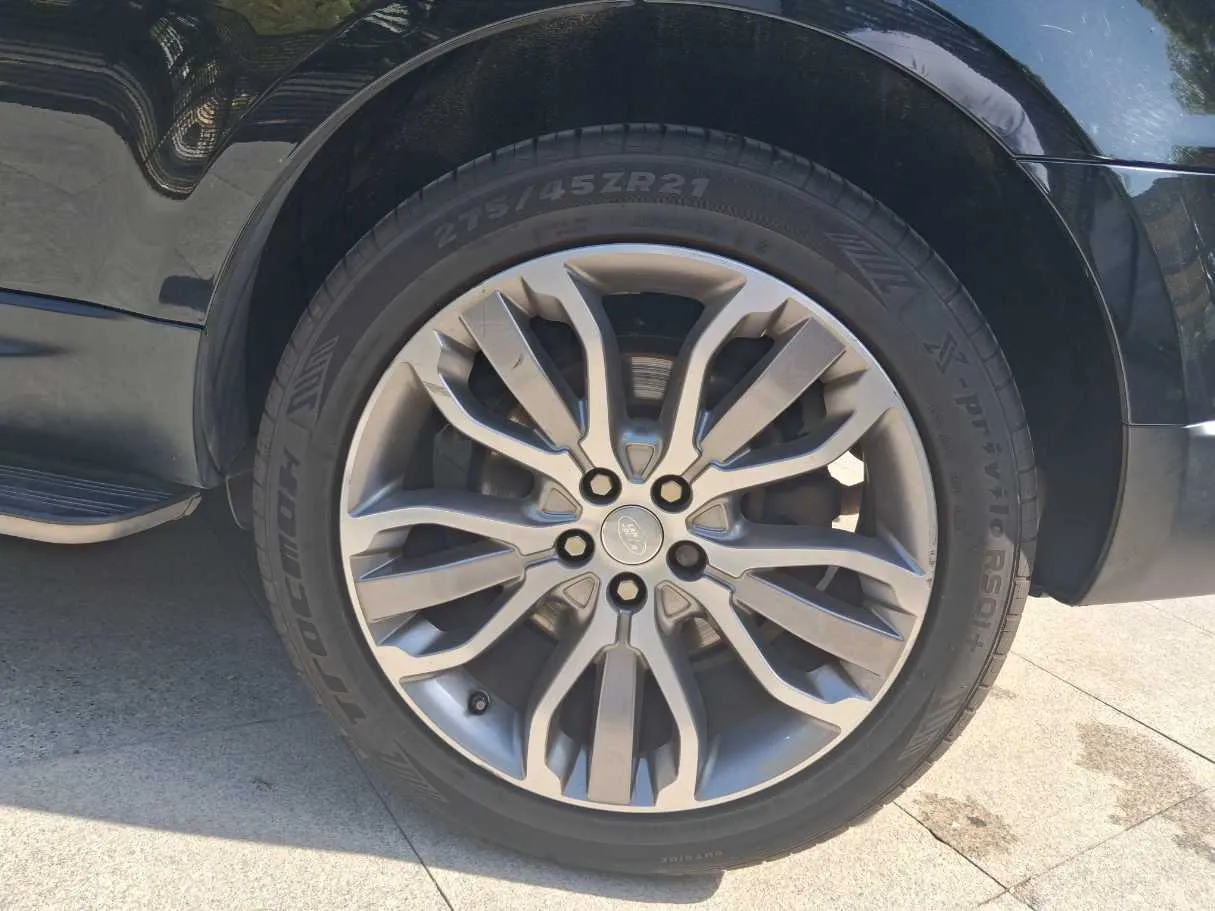 Car image 9