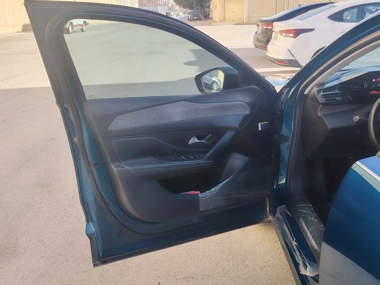 Car image 12