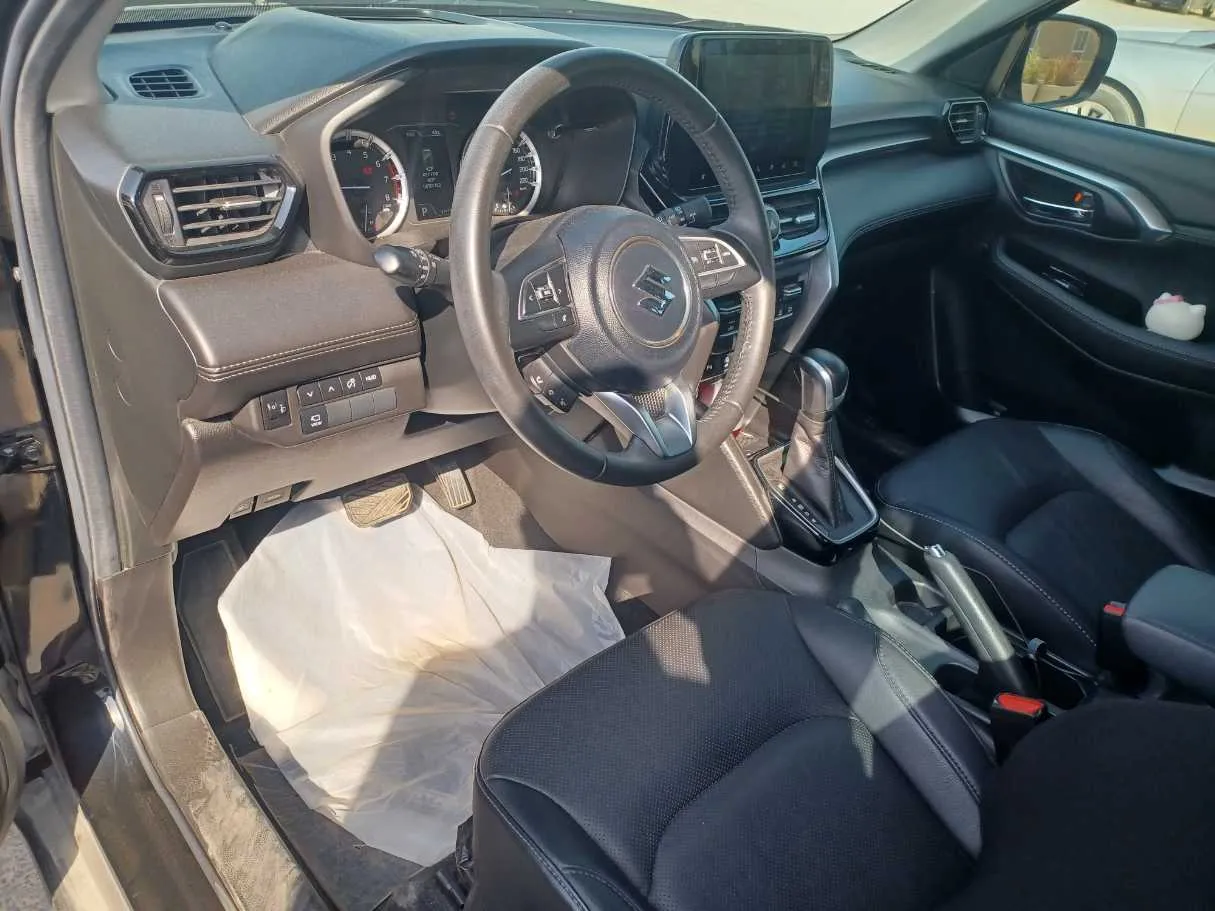 Car image 11