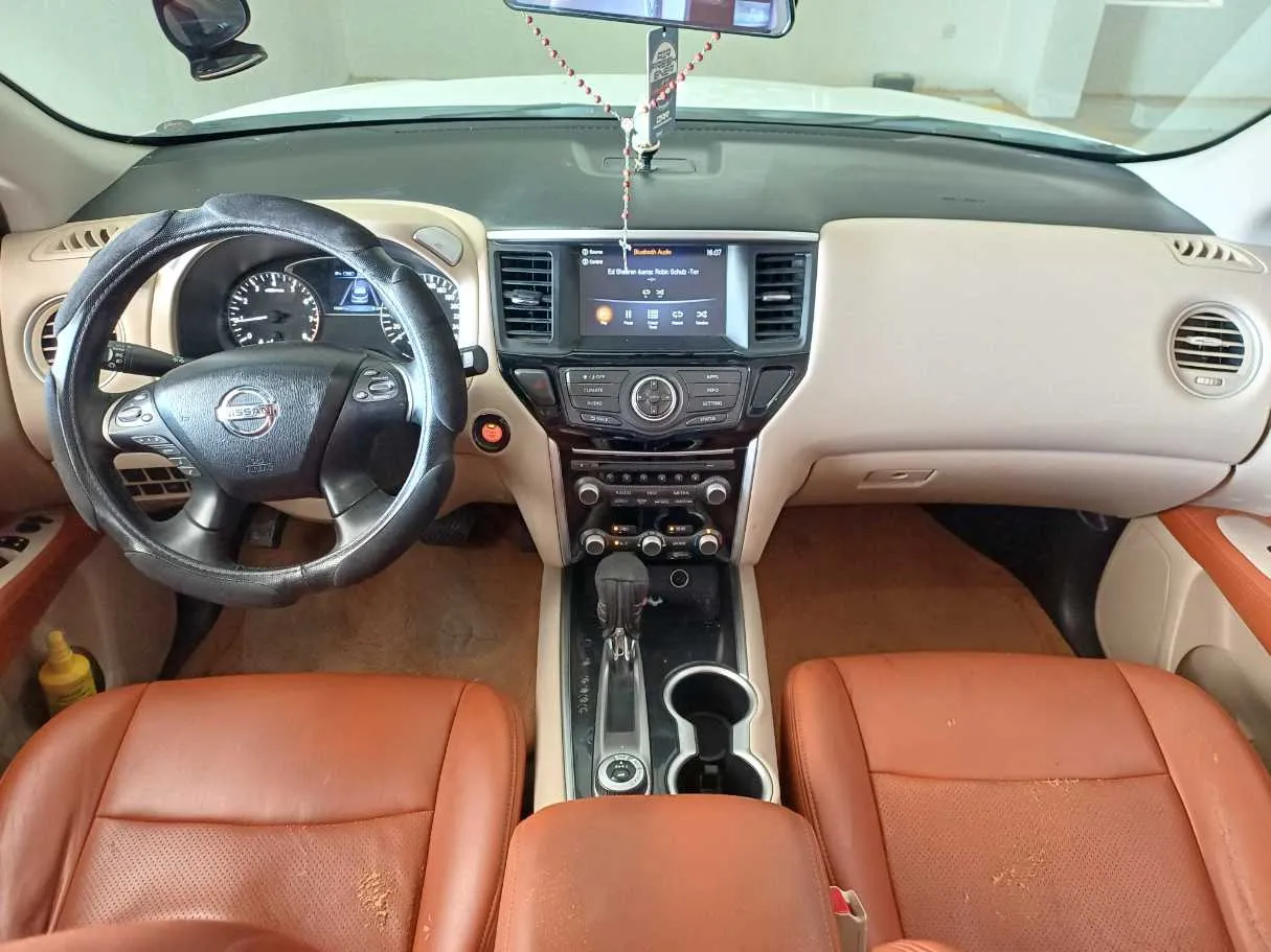 Car image 16