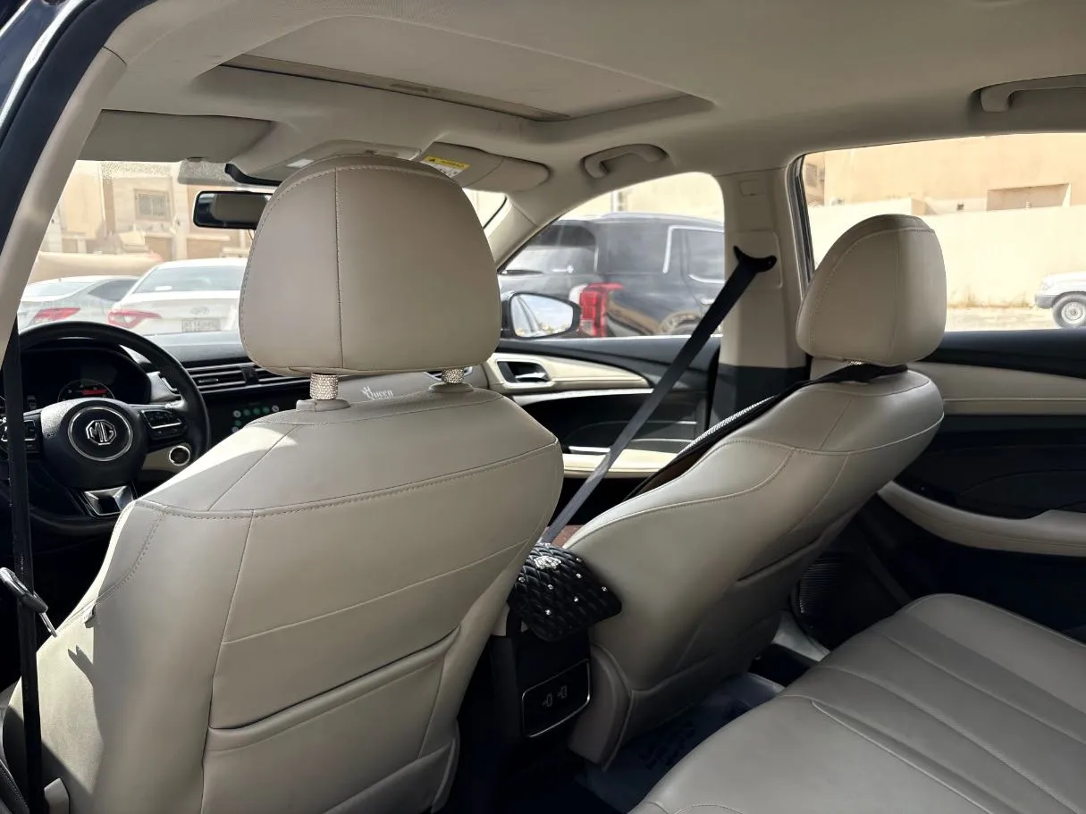 Car image 14