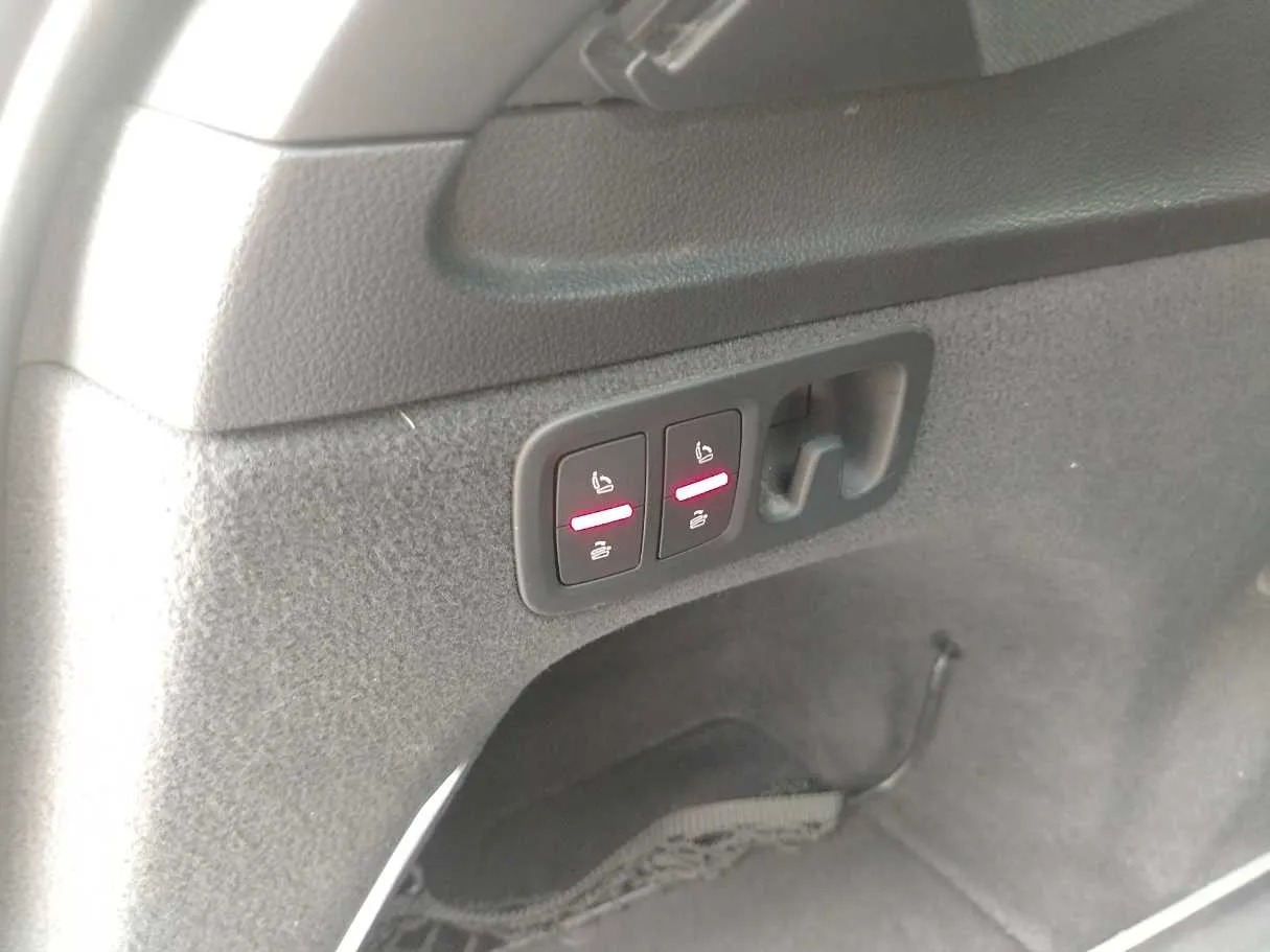 Car image 32