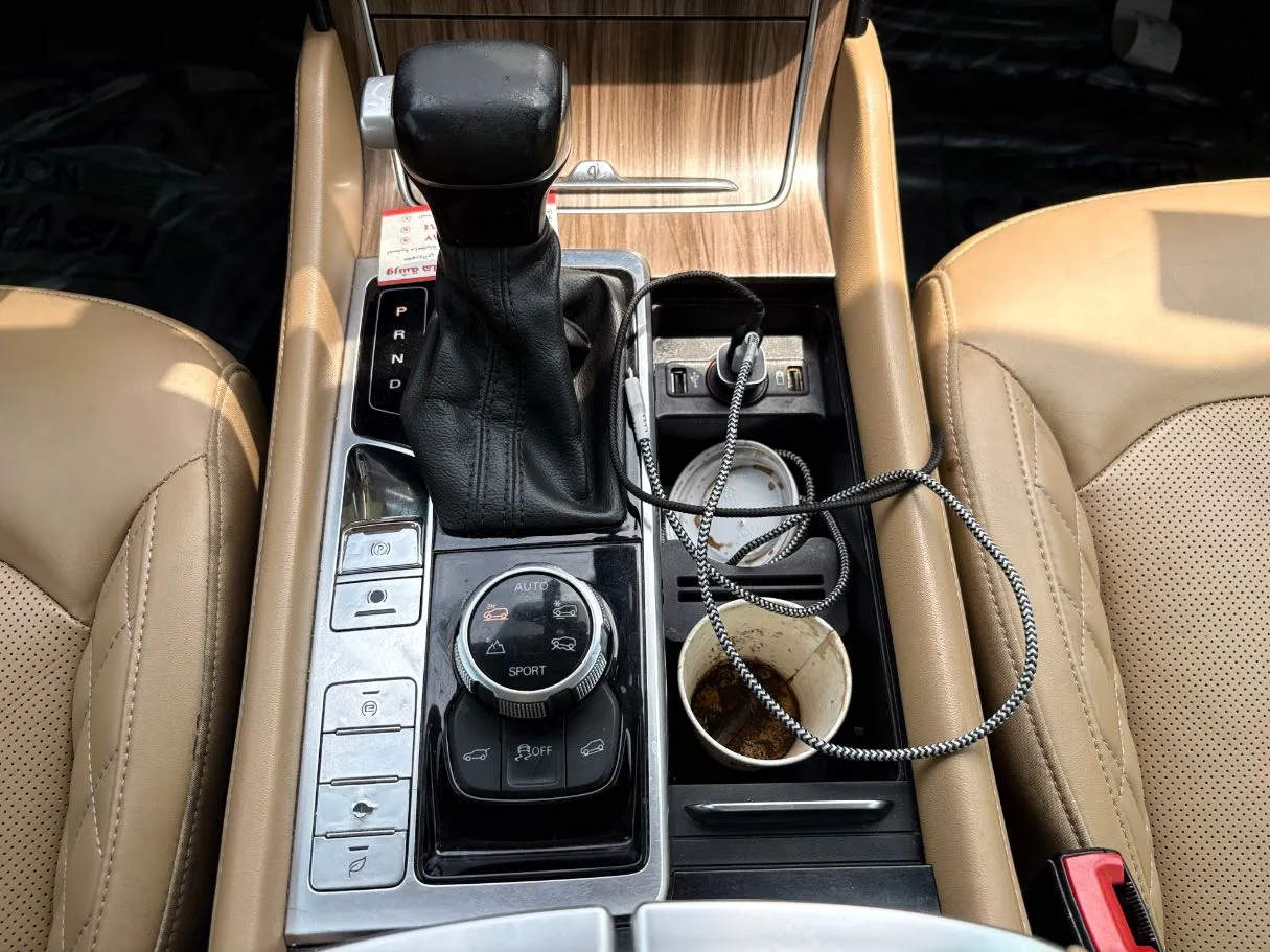 Car image 18