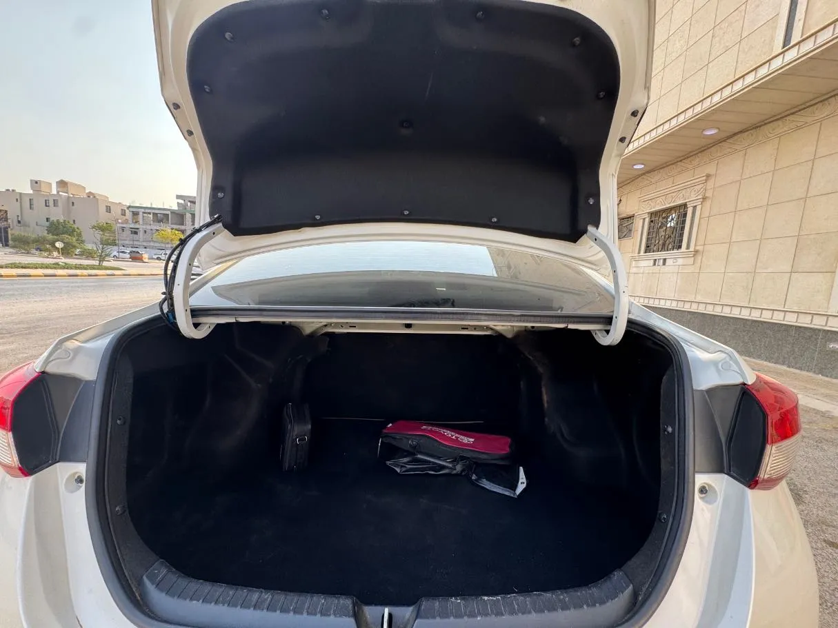 Car image 19
