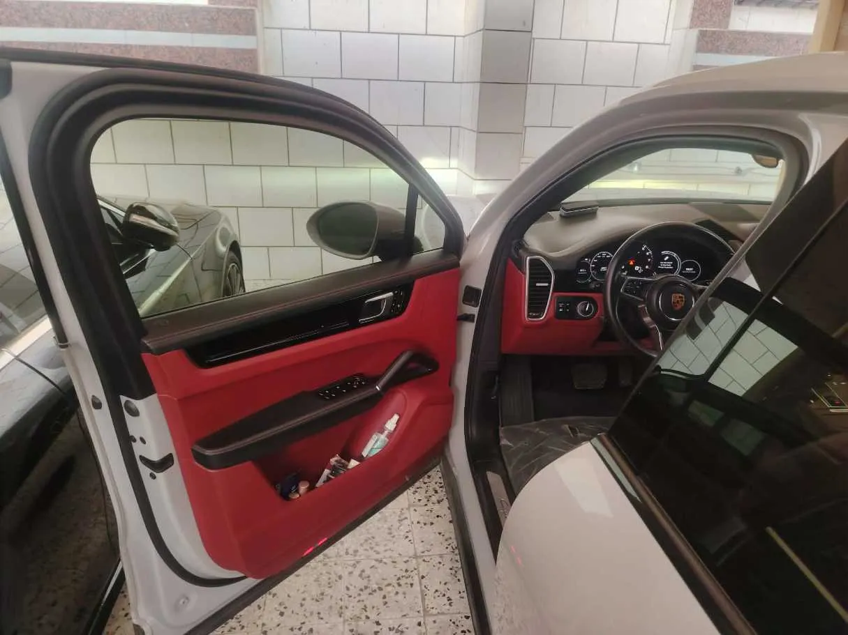 Car image 12