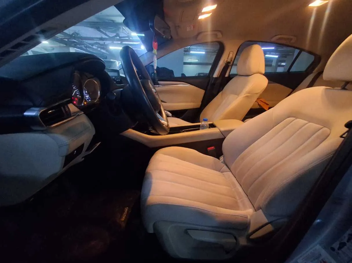 Car image 12