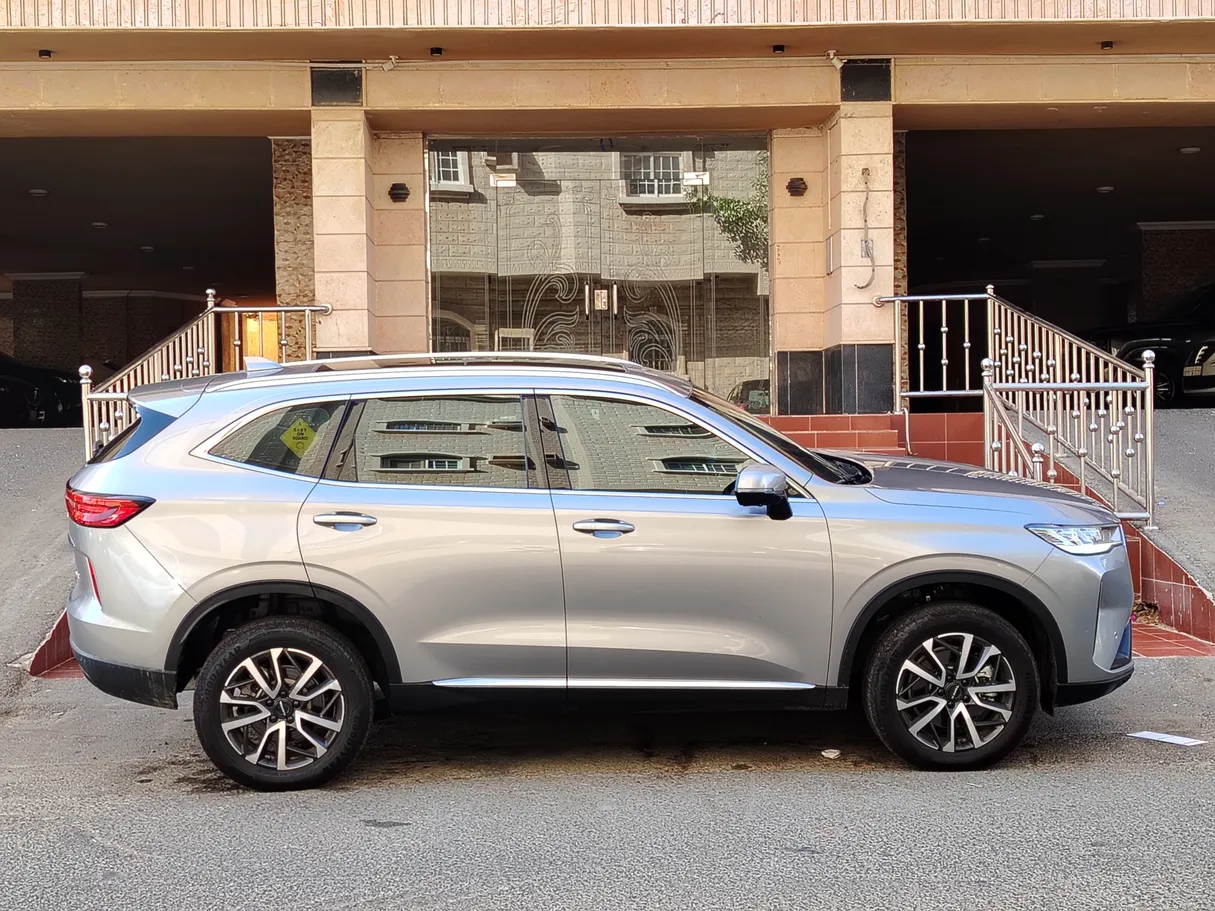Car image 4