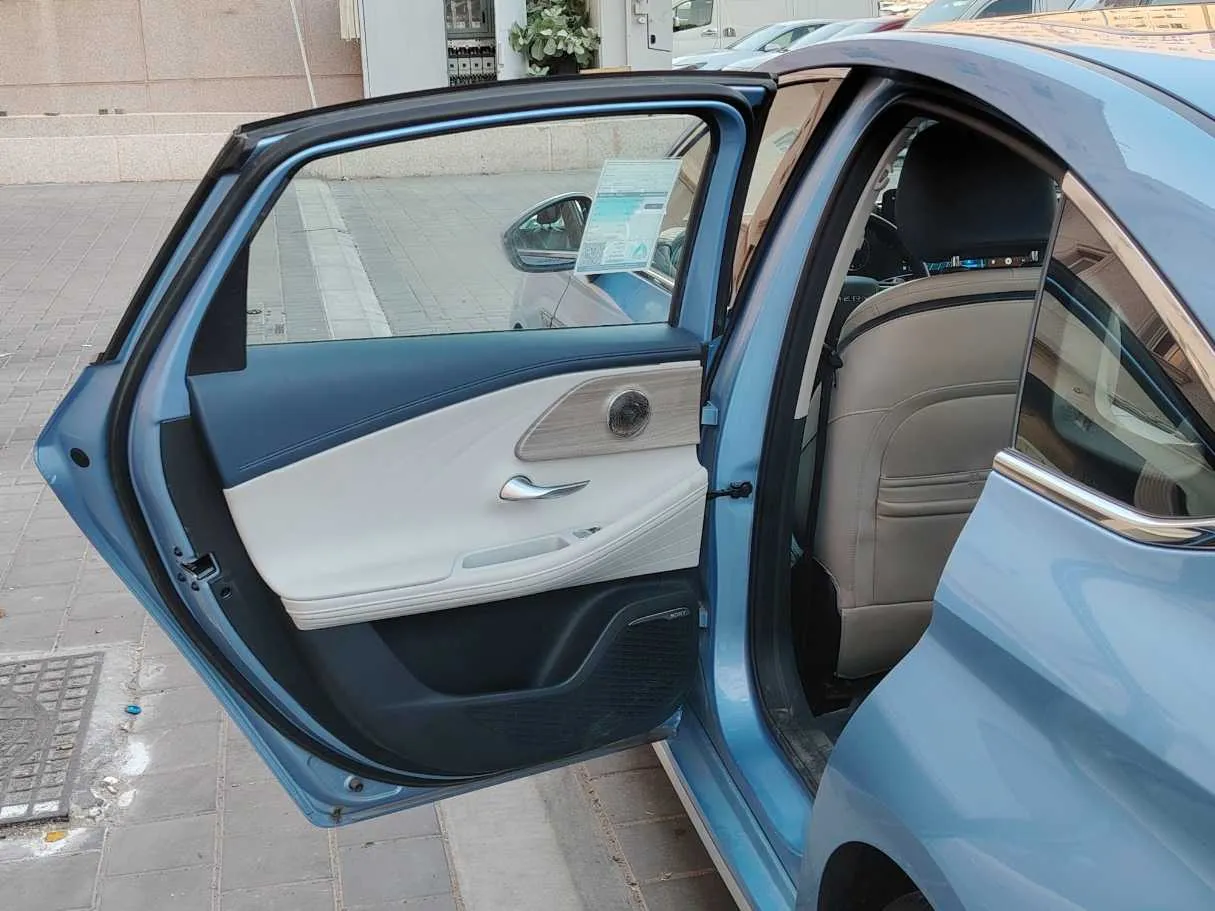 Car image 14