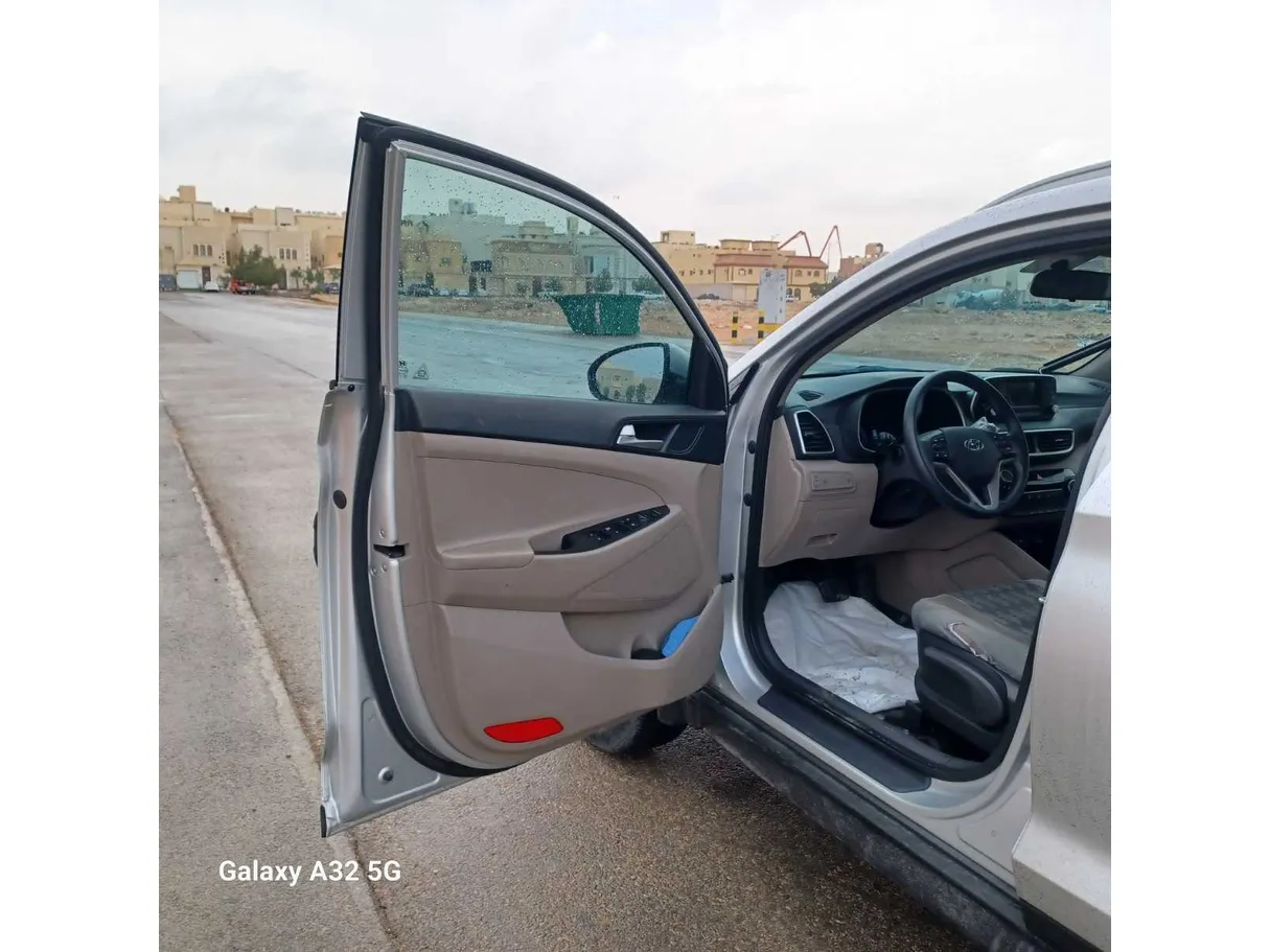 Car image 10