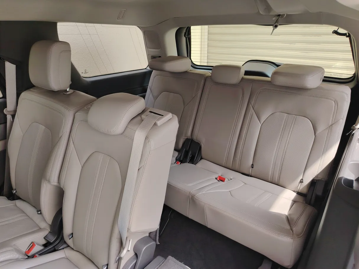 Car image 16