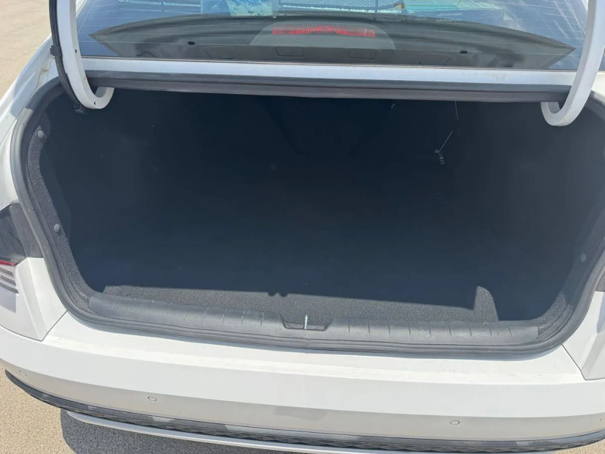 Car image 18