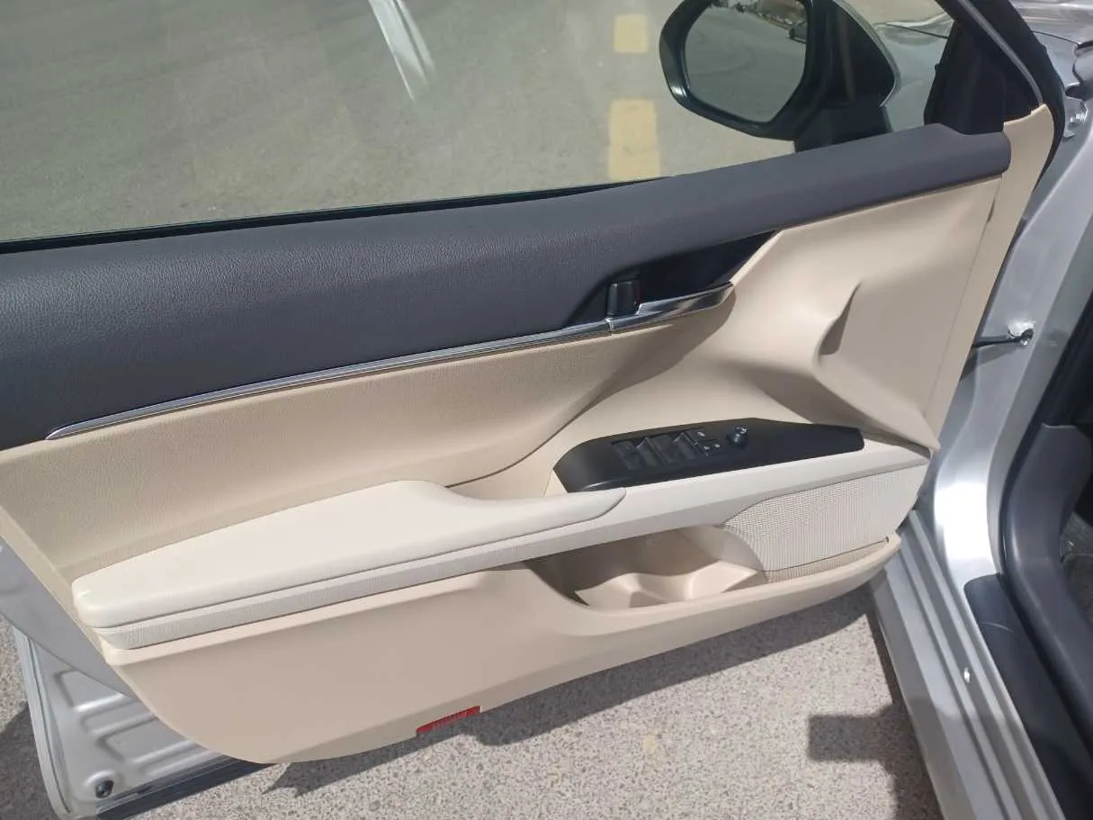 Car image 10
